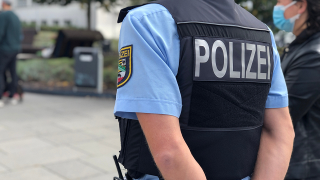 警察官の後ろ姿